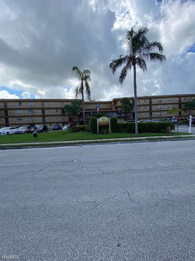 Foto del edificio - 2 br, 2 bath House - 9370 SW 8th St Apt 102