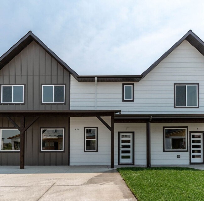Foto del edificio - 2-Story Urban Triplex at a modern communit...
