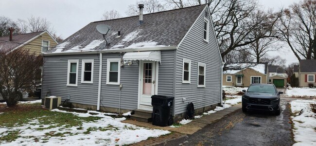 Foto del edificio - Comfort Meets Convenience: Beautiful 2-Bedroom Single-Family Home Family-Friendly