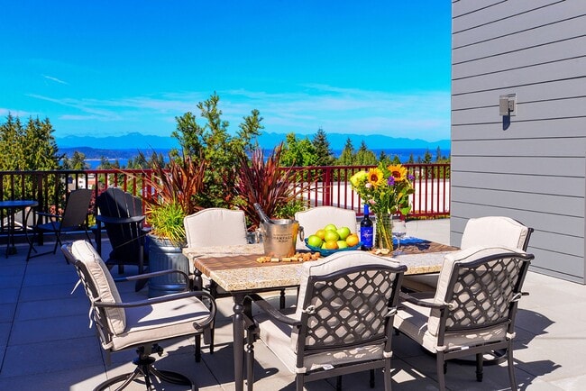 Building Photo - Admiral Station