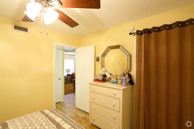2BR-1BA la segunda habitación - Hyde Park Court Apartments