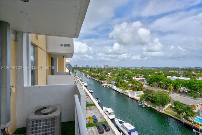 Foto del edificio - 2000 NE 135th St
