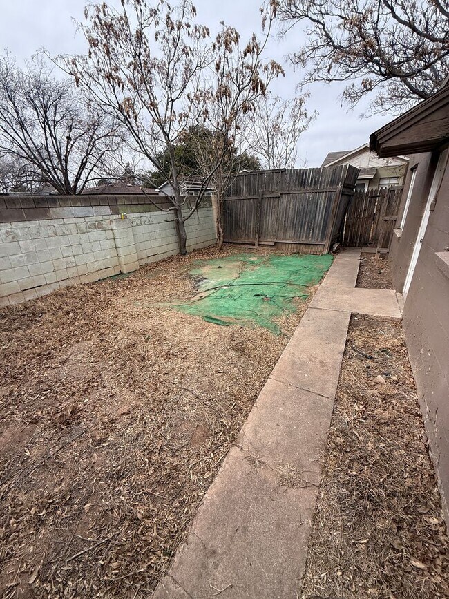 Building Photo - 1 bedroom efficiency available 2/1!!