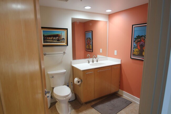 Foto del edificio - Furnished 1 bed 1 bath Downtown Condo