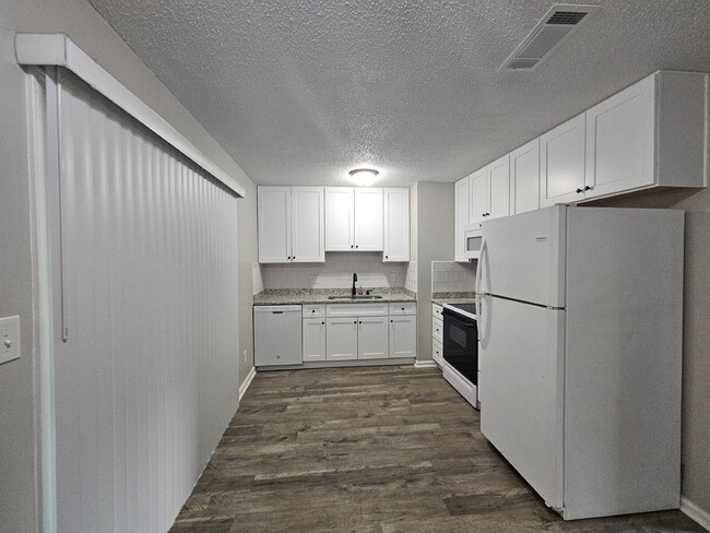 Building Photo - "Charming 3-Bed Oasis with Granite Touches & Luxury Vinyl Plank at 2958 Skycrest, Pensacola"