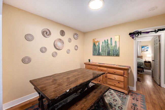 Foto del edificio - Spacious Top Unit of Quadplex Available So...