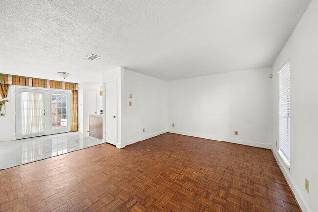 Foto del edificio - 9308 Westwood Village Dr