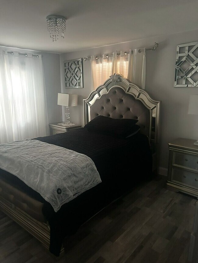Foto del edificio - Charming 2BR Duplex in Jamaica