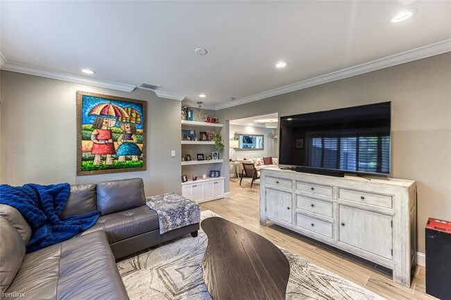 Building Photo - 3 br, 2.5 bath House - 2433 NE 8th St # 0