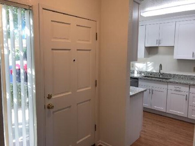 Foto del edificio - Spacious 2 story 4 bed. 2 bath condo