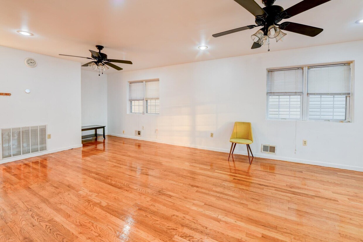 Foto principal - 919 Paterson Plank Rd