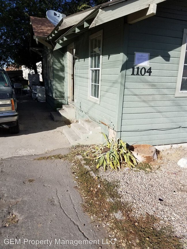 Building Photo - 1104 W Willow Ave