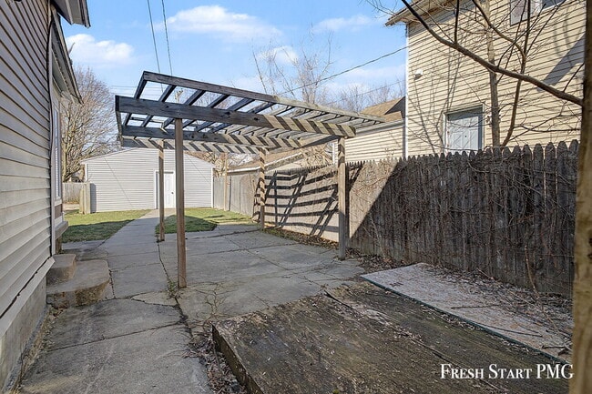 Building Photo - Spacious 5-Bed Home with 2.5 Baths