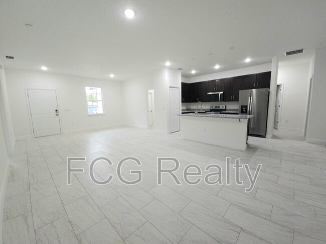 Building Photo - 7968 N Hillview Cir