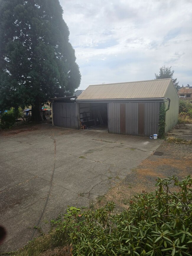 Building Photo - Spacious 4 bedroom/2.5 bath home on 1.5 acres