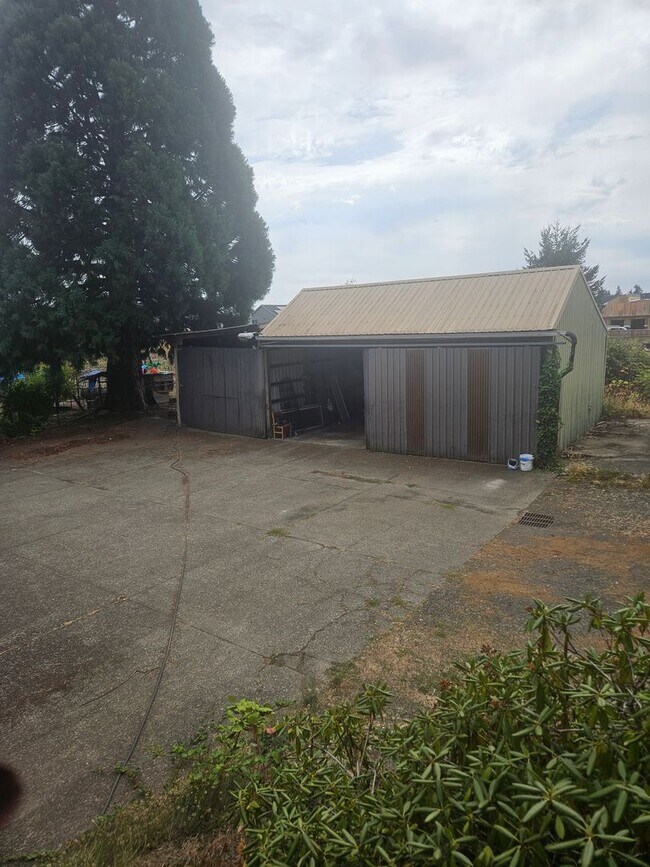 Foto del edificio - Spacious 4 bedroom/2.5 bath home on 1.5 acres