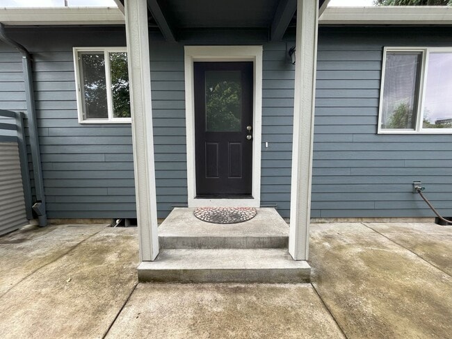 Building Photo - Charming SE Bungalow 3 Bed 2 Bathroom with...