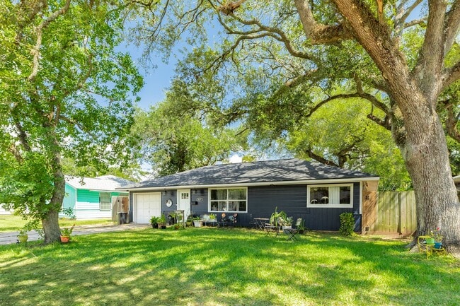 Building Photo - 527 Gardenia St