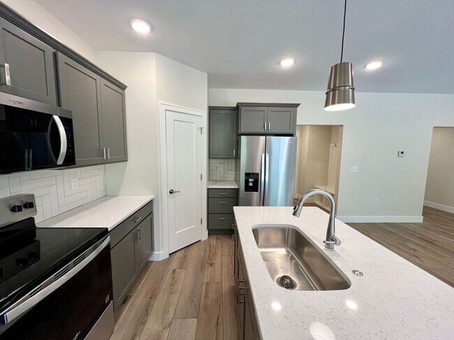 Foto del edificio - Newly built 3-bedroom duplex in Irvine Acres!