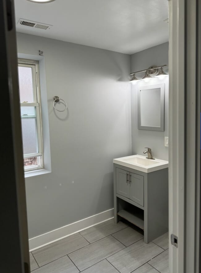 Building Photo - 7944 S Ellis Ave