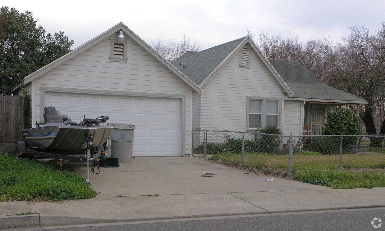 Sierra Village Apartments in Oakdale, CA
