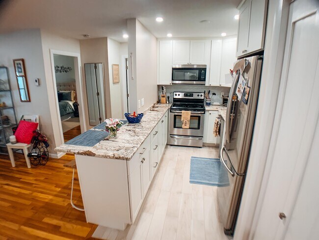 Building Photo - 25 Custer St