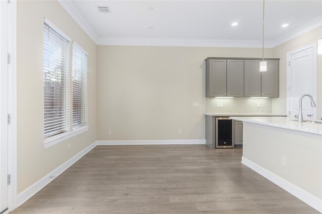 Building Photo - 811 Shallow Hollow Dr