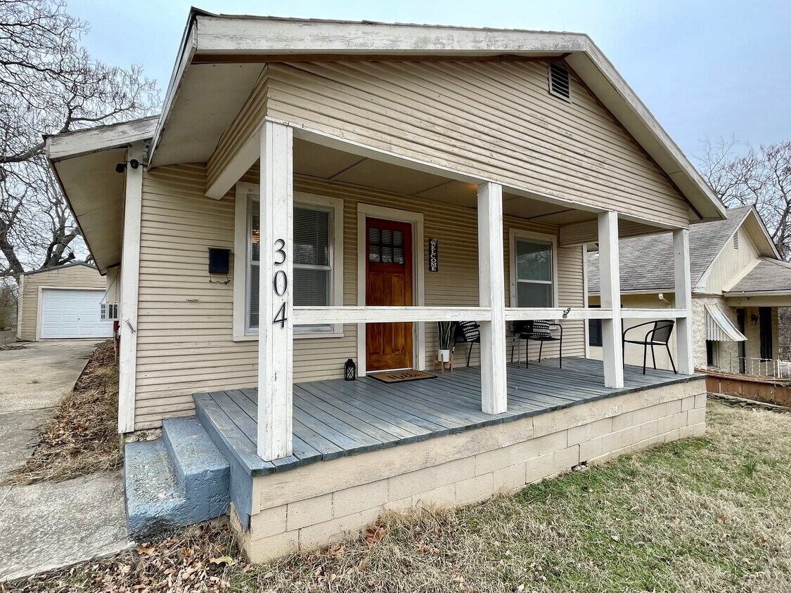 Primary Photo - 304 N Cimarron Ave
