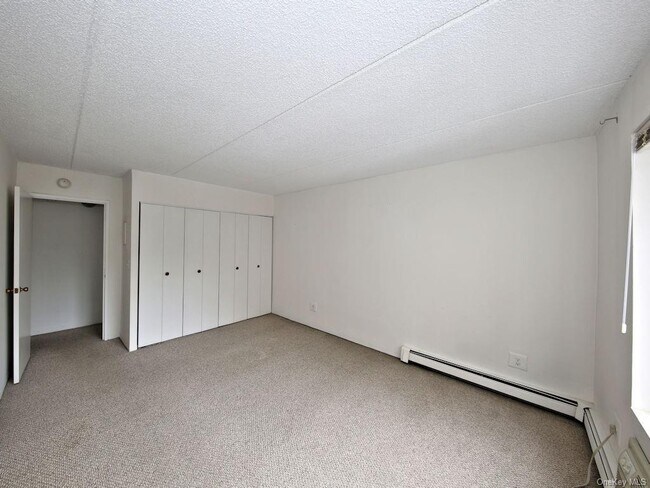 Building Photo - 560 Halstead Ave