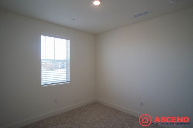 Building Photo - Lovely Home Near Frontier Highschool!