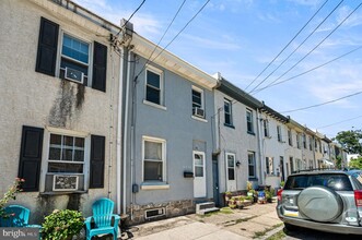 Building Photo - 4840 Ogle St