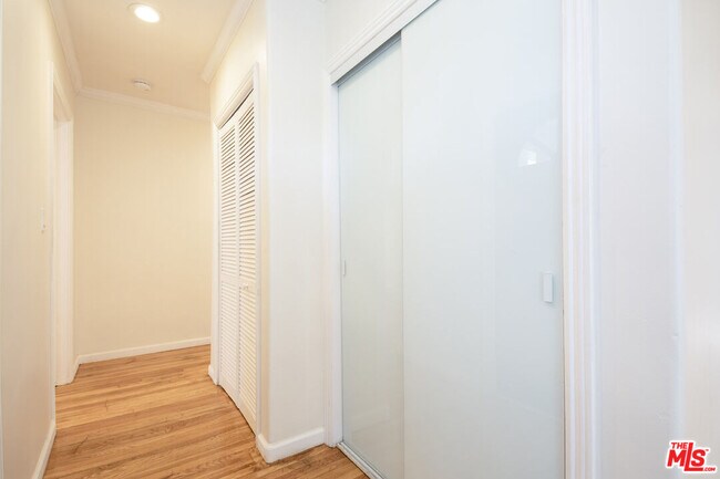 Foto del edificio - 4216 W Victory Blvd