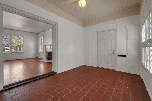 Foto del edificio - Charming Downtown Brick Home