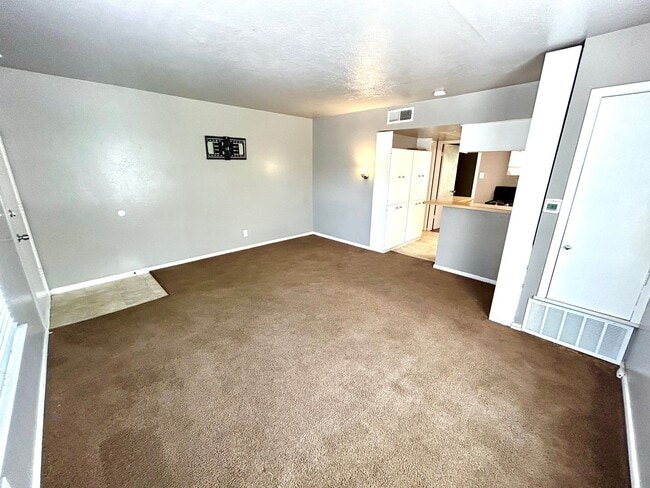 Building Photo - **APPLICATION RECEIVED** **MOVE-IN SPECIAL...