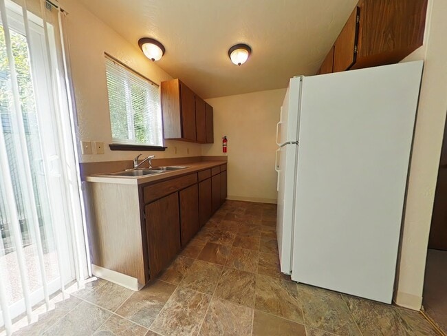 Building Photo - Cozy  1 Bedroom Townhouse ~ South Corvallis