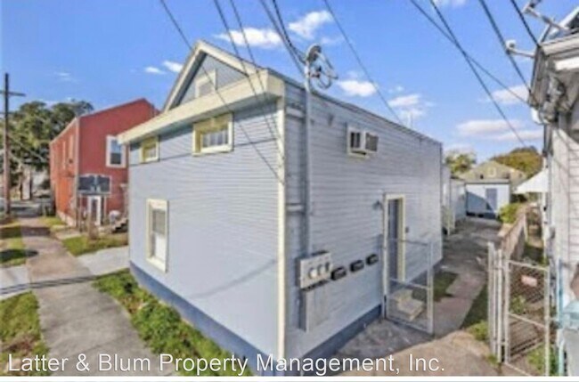 Foto del edificio - 1 br, 1 bath House - 327 S. Salcedo St.