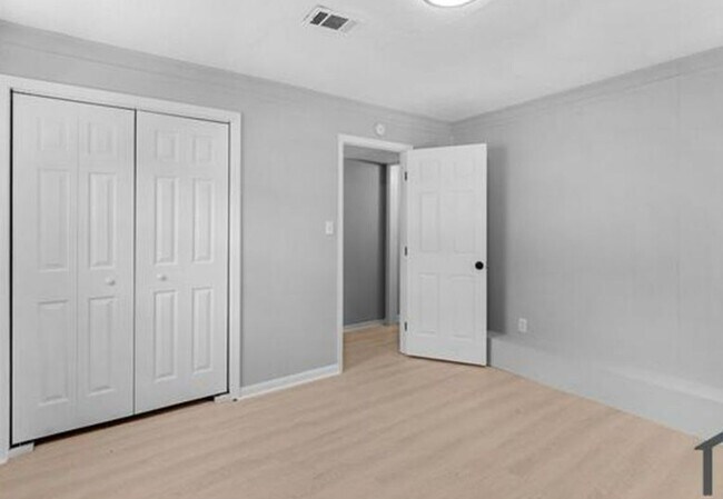 Building Photo - 2970 Armstrong Dr