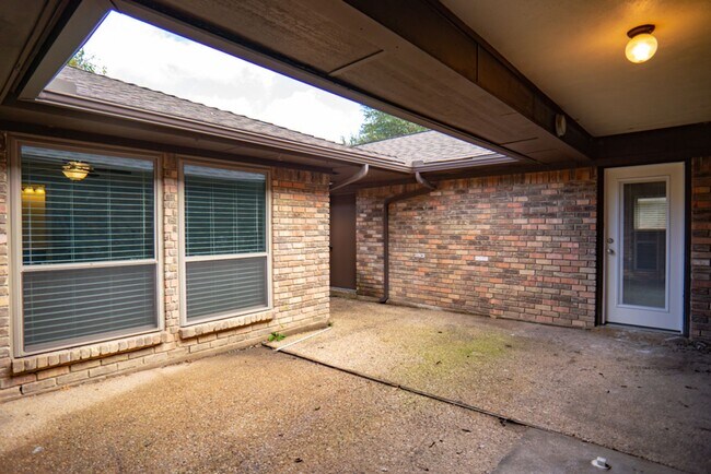 Foto del edificio - 3205 Winchester Dr