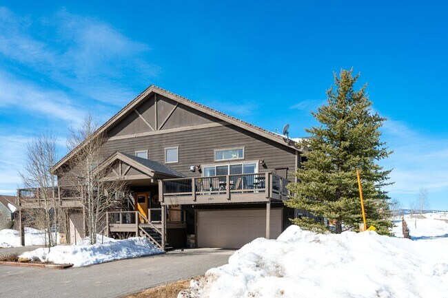 Building Photo - 250 Bergamot Dr - B24