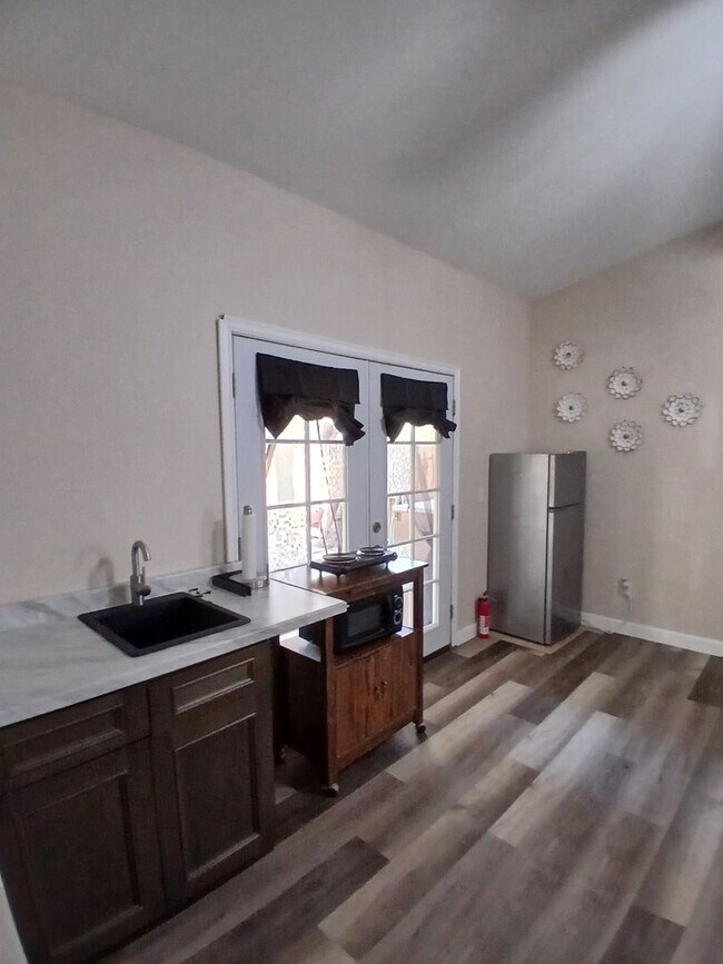 Building Photo - Spacious Modern Studio – Fully Furnished &...