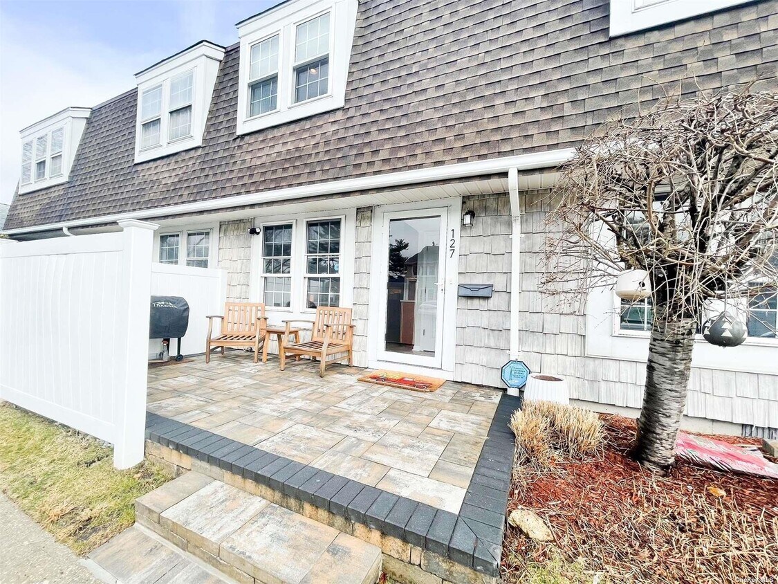Foto principal - 127 Whalers Cove Dr