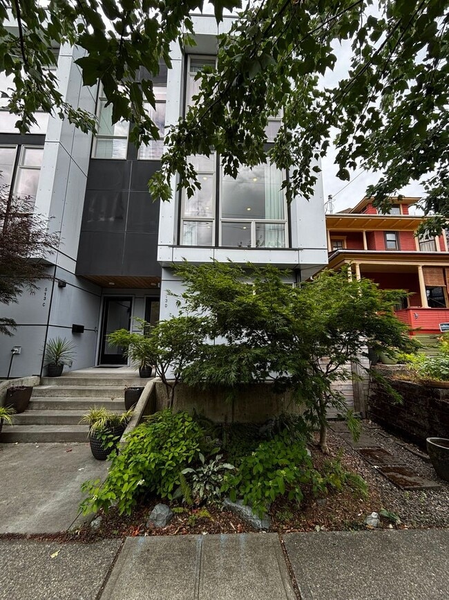Building Photo - 513 20th Ave E