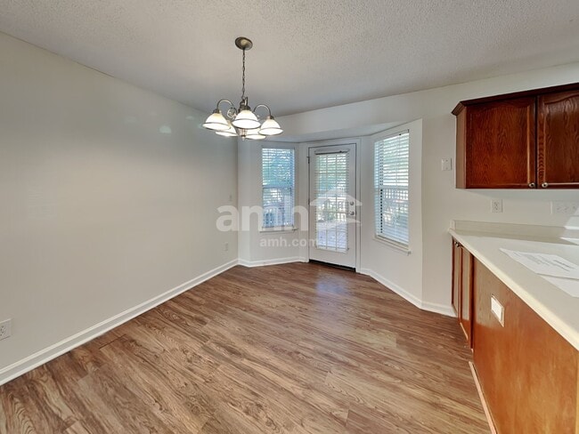 Foto del edificio - 3402 Mayhurst Dr