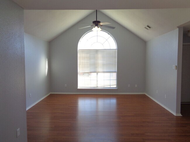 Foto del edificio - 3 Bedrooms, 2 Bathrooms, 2 Car Garage in G...