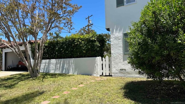 Building Photo - 4865 Canterbury Dr