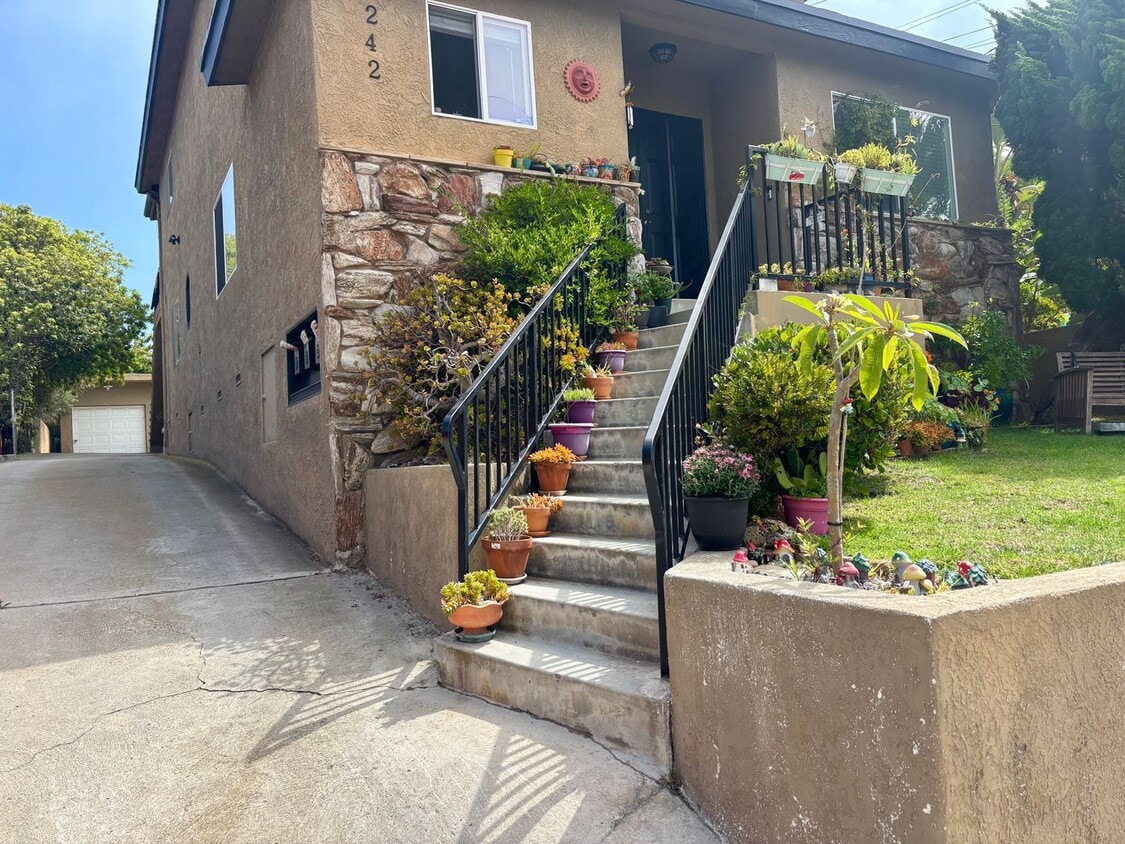 Primary Photo - 242 N Juanita Ave