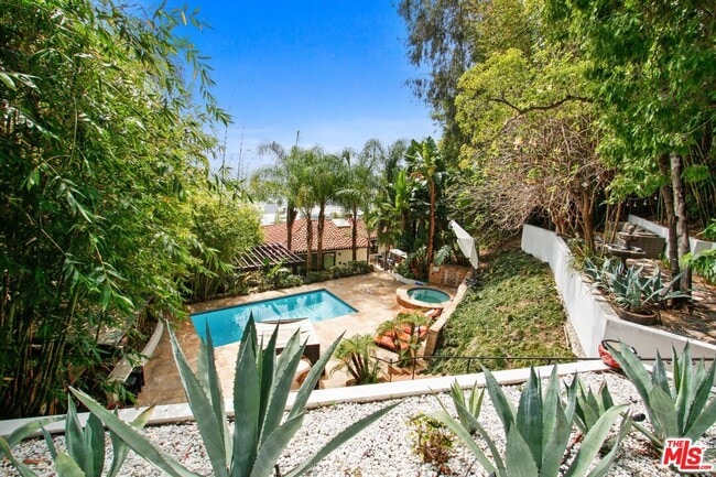 Foto del edificio - 8343 W Sunset Blvd