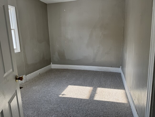 Building Photo - 209 N G St