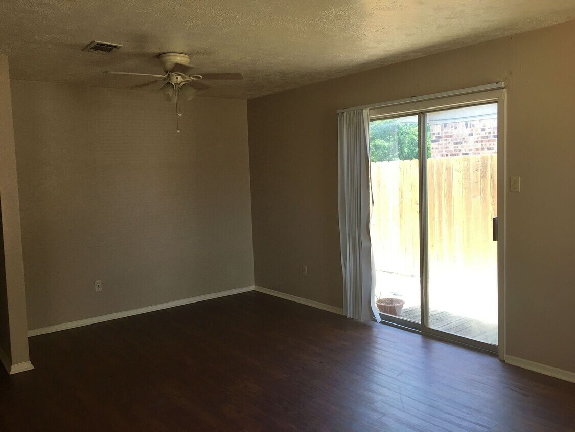 Foto del edificio - 2/1 Duplex Available For Prelease!