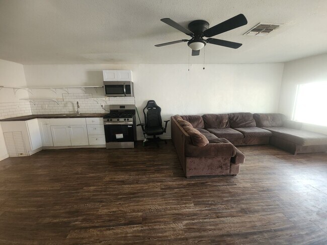 Foto del edificio - Great location with large yard